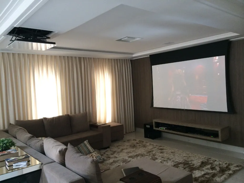 Home theater com tela elétrica e caixas embutidas entregue pela LS Tecnologias