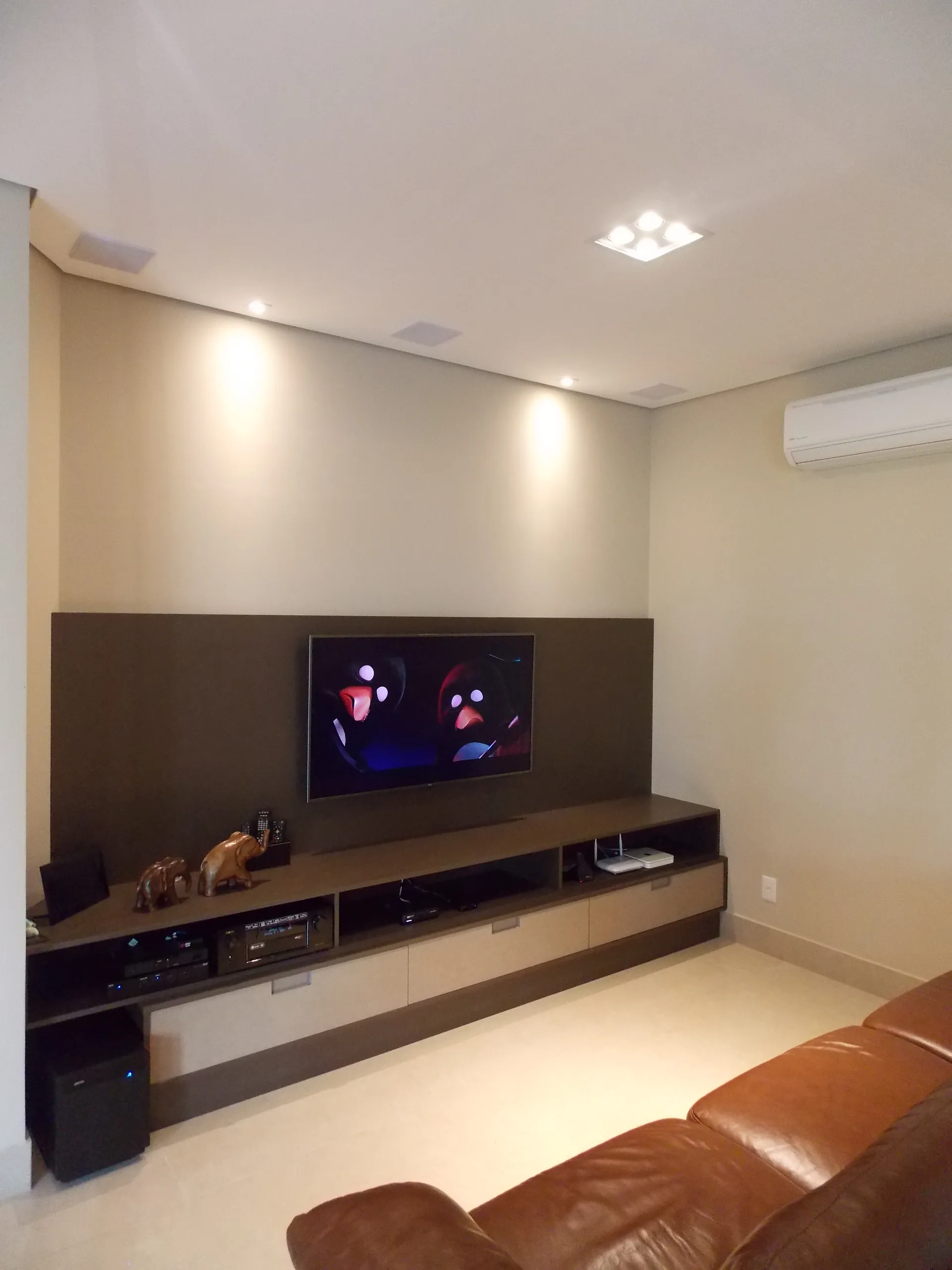 Living de residência contemporânea com áudio e automação instalados pela LS Tecnologias